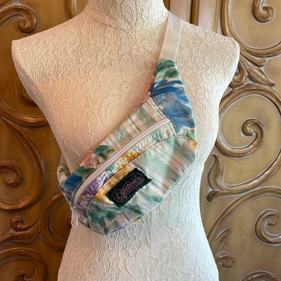 Victoria’s Closet Fanny pack - Picture 2 of 6